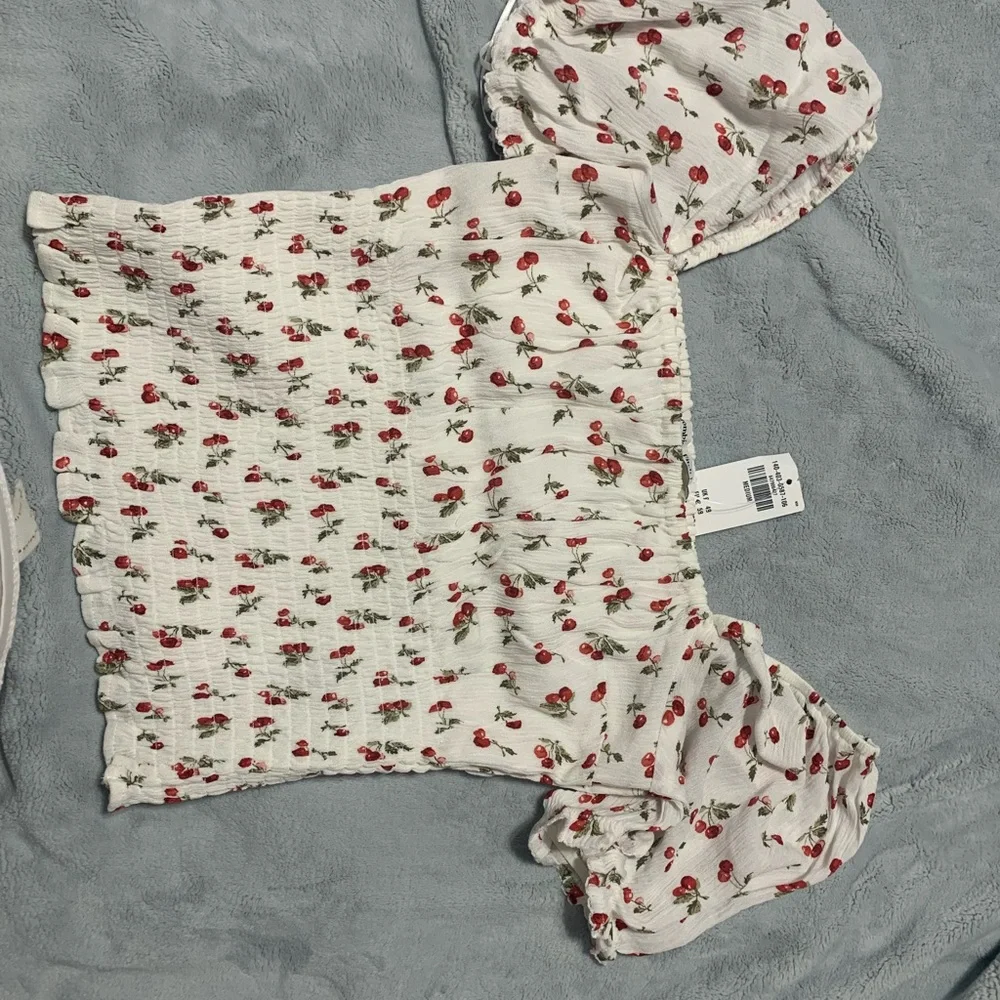 Abercrombie & Fitch White Crop Top with Red Floral Print - Picture 4 of 6